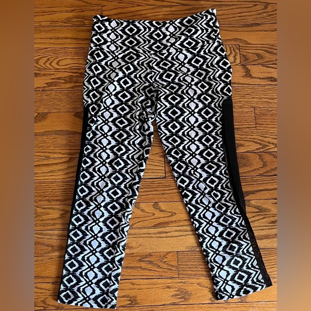 LIKE NEW Onzie Crop Legging. Size S/M